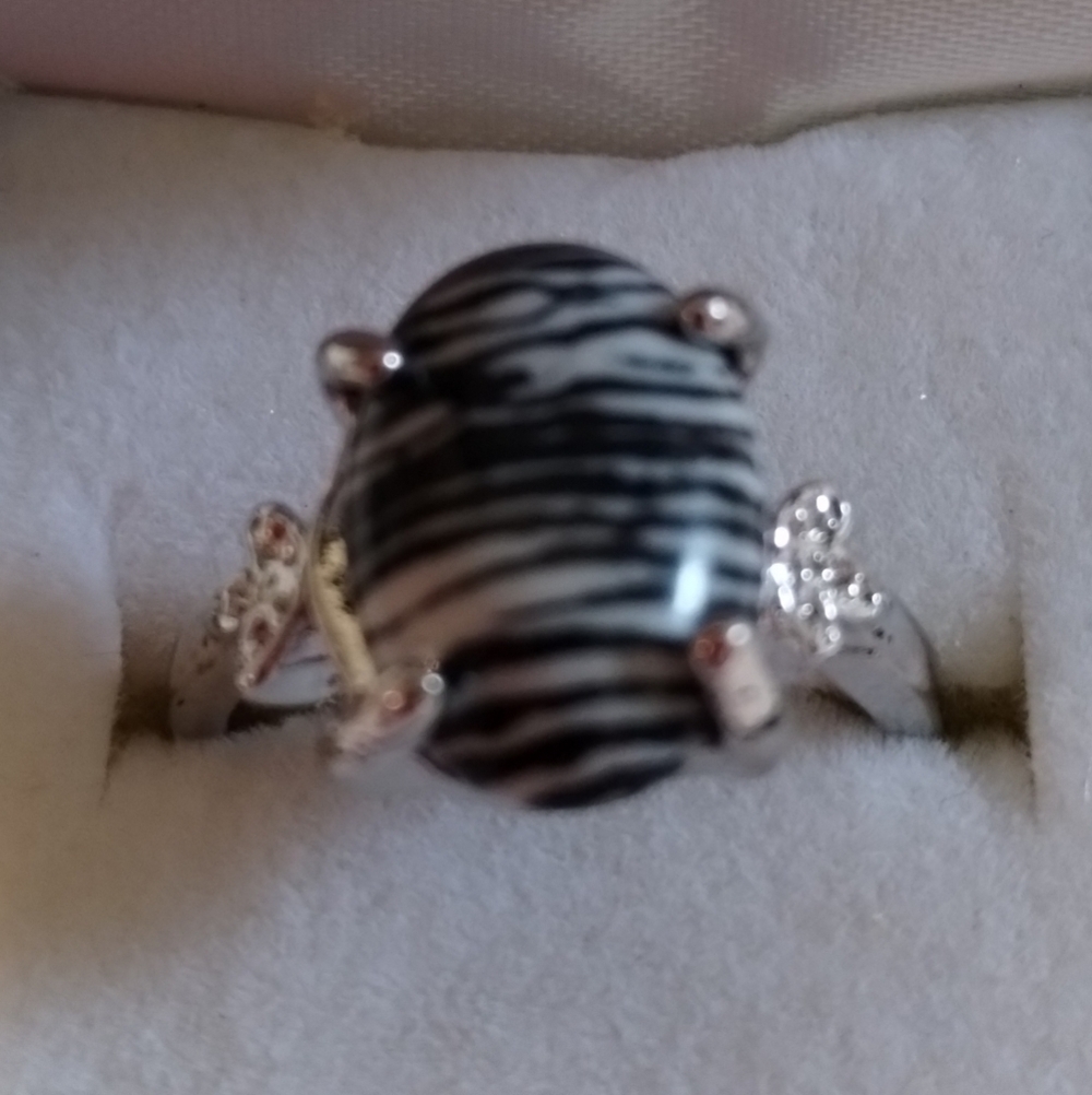New size 6 3/4 women's black and white ring